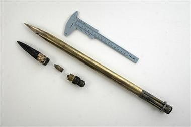 2007年，一头50吨重的弓头鲸被猎人用炸弹长矛杀死。剖开鲸鱼，发现体内还有一支