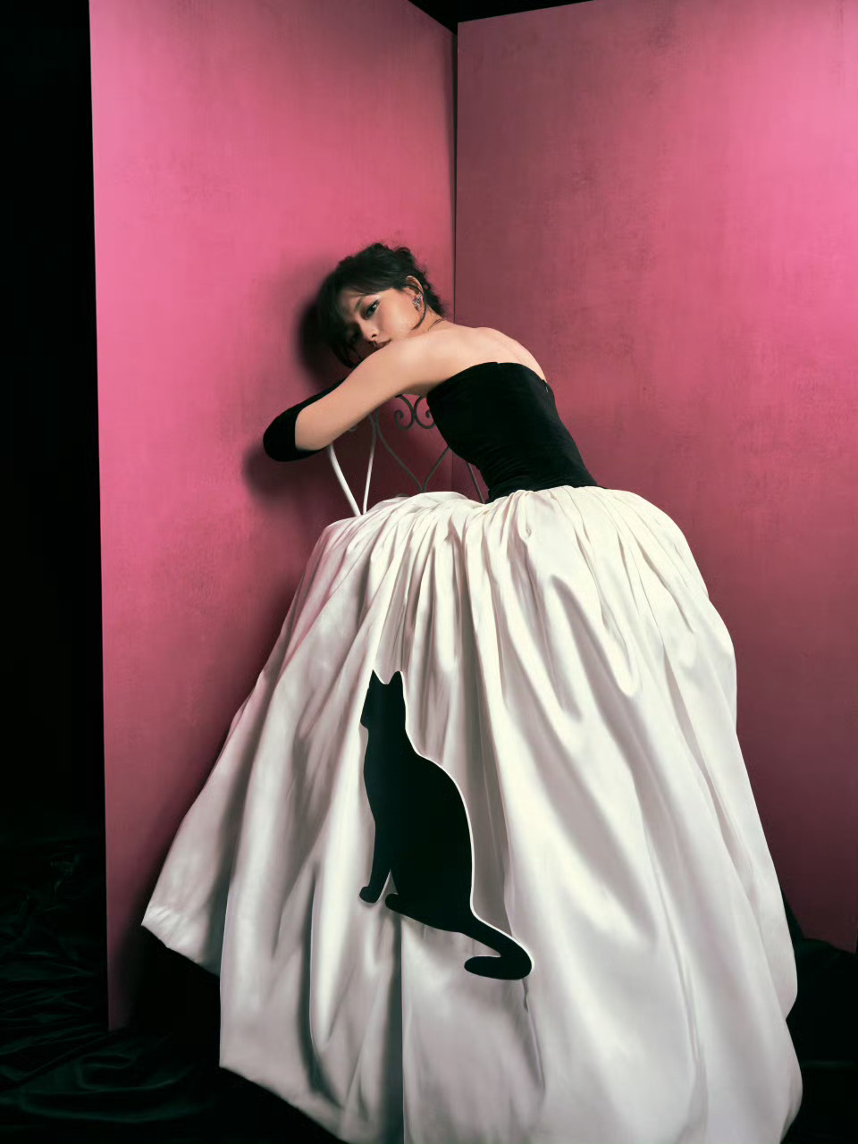 文淇红毯出图文淇捧花少女 文淇微博之夜红毯出图，完全就是油画中捧花的少女，笑的真