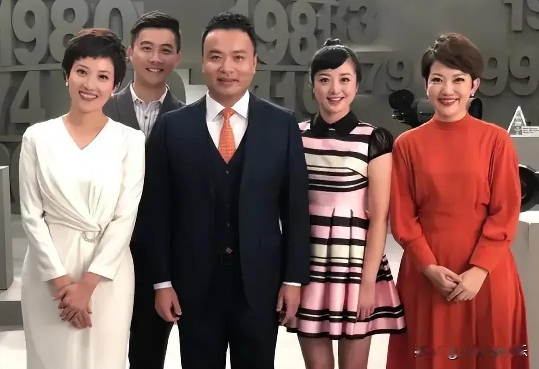 左边的是央视女主持人郑天亮，右边的女主持人是谁？郑天亮的气质真好。