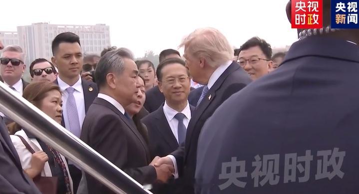 特朗普即将乘专机离开北京。特朗普结束访华特朗普离京