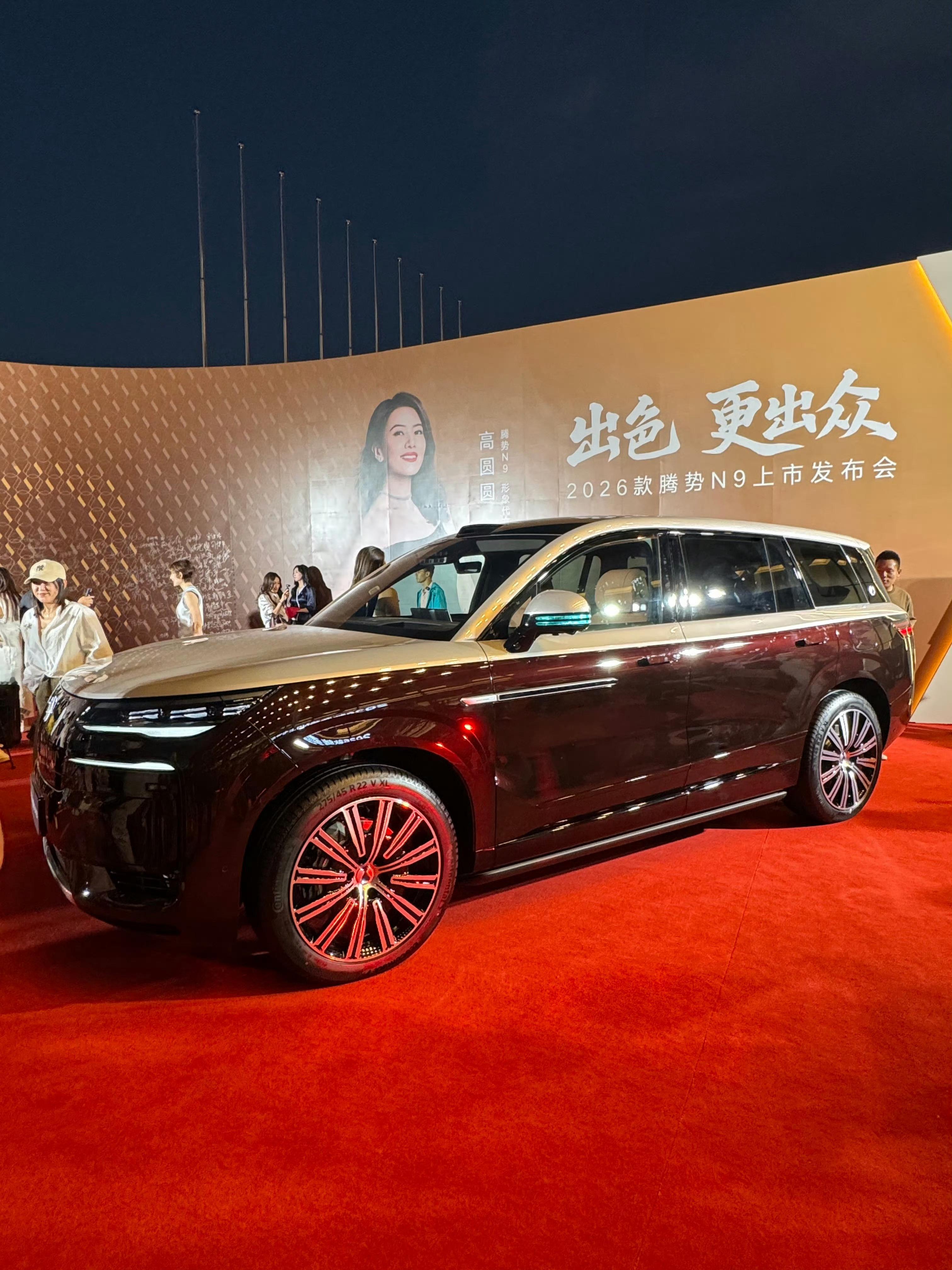 腾势N9这次携手高圆圆，简直是“天作之合”！这款车自带一种“知性且沉稳”的独特魅