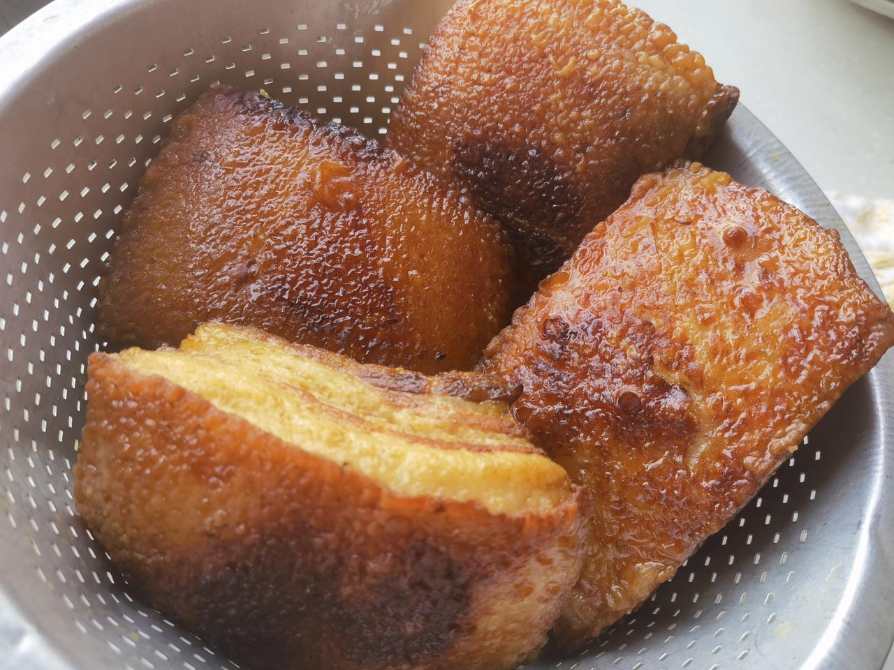 真应了这句“慢工出细活”哈，今年做的扣肉坯子比往年都做得好。

梅菜扣肉是我们湖