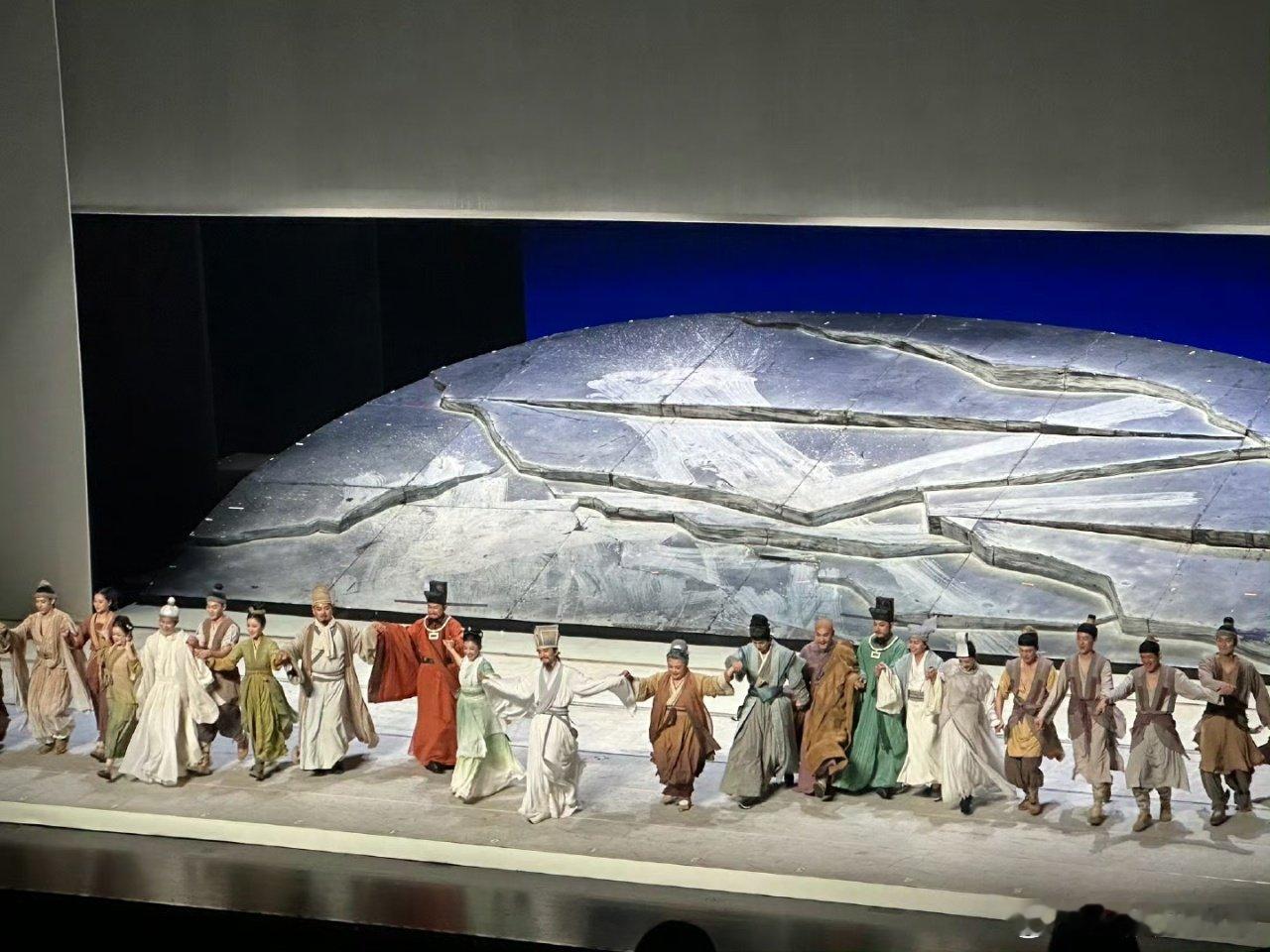 张新成周默涵同学变同事 这波联动太惊喜！北舞附中的十年同窗室友张新成和周默涵，在