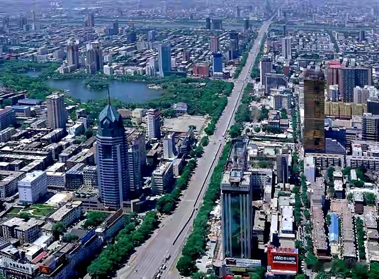 还没有建成滨湖国际大酒店的迎泽大街，迎泽公园，那么朴素的街道！
