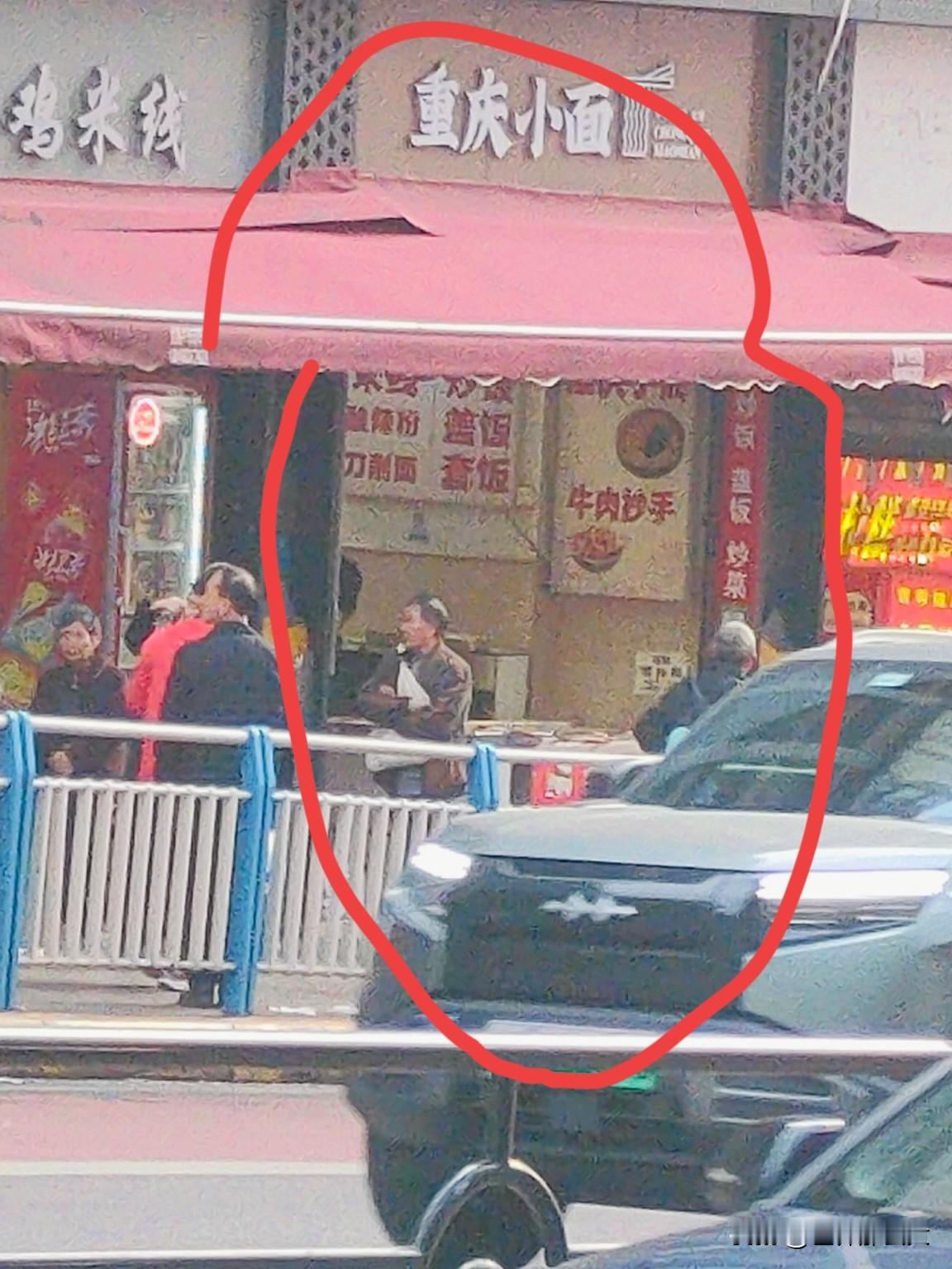 重庆观音桥这家15元快餐店不良商家必须暴光他
本人在店里吃饭，给钱吃饭还被受店里