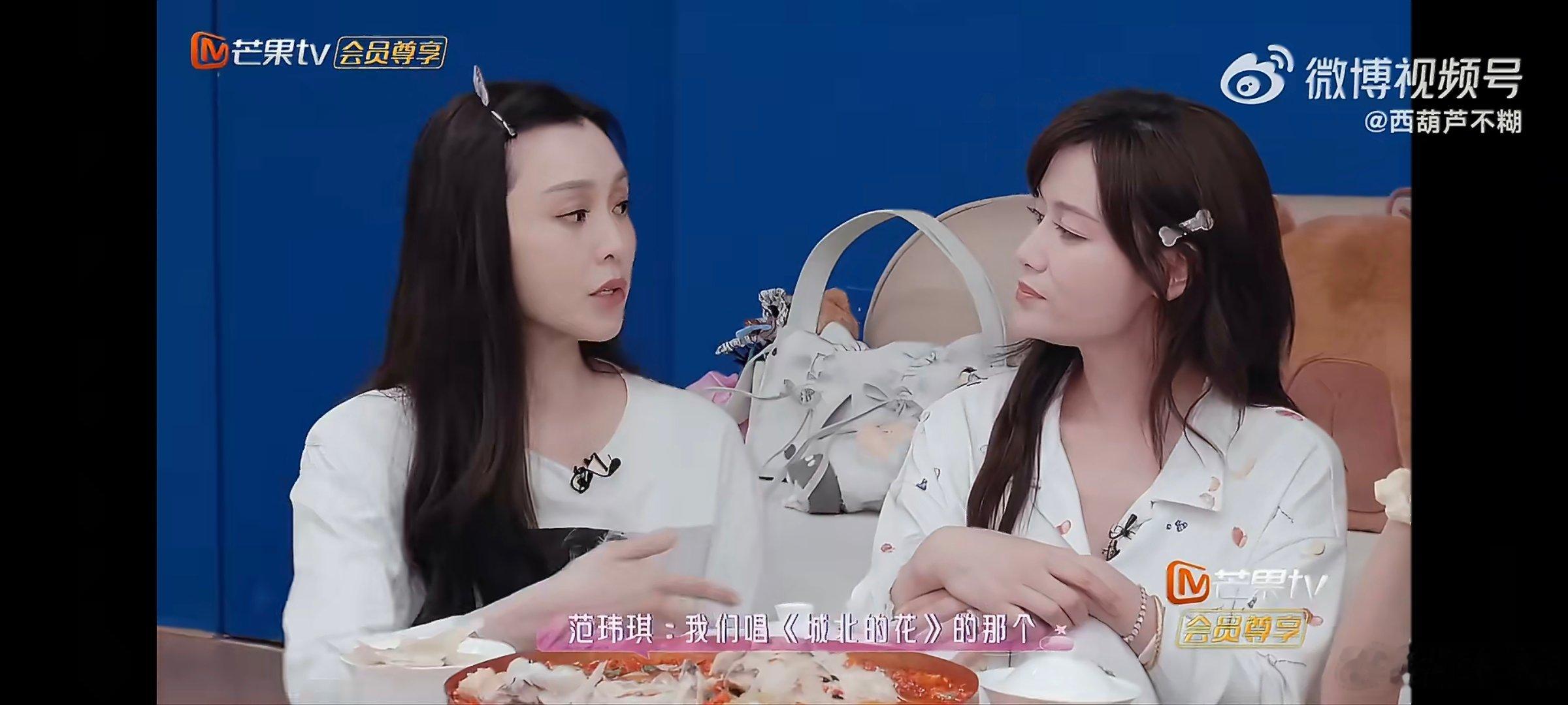 范玮琪孩子亲电视机里的妈妈孩子对着电视亲舞台上的范玮琪孩子不懂舞台灯光，只知道电