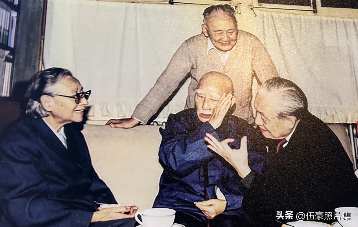 1985年10月，雷洁琼（左一）与赵朴初（右一）一同前往叶圣陶先生（右二）家中，