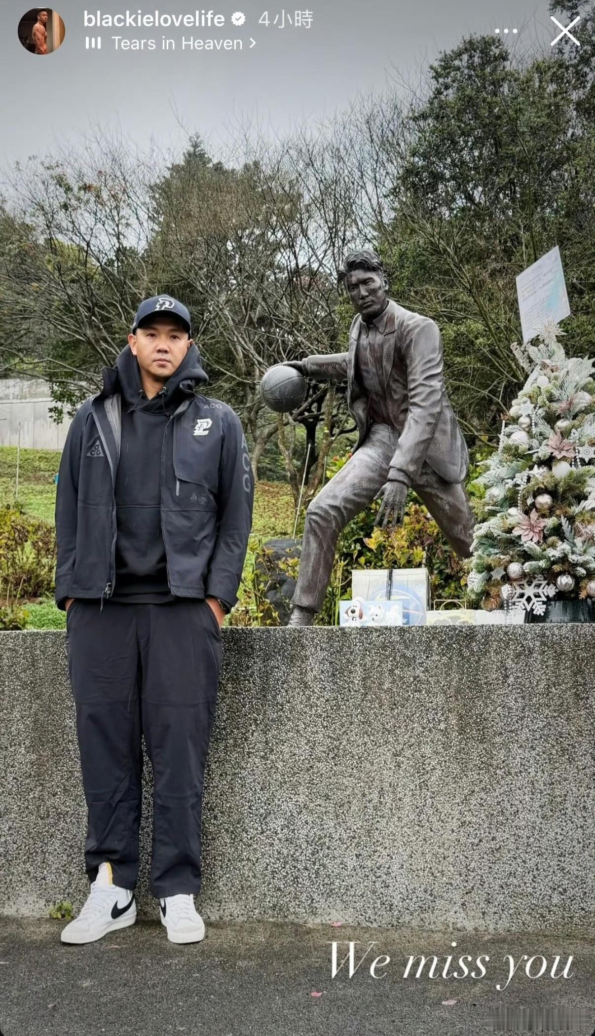 陈建州去墓园看高以翔陈建州与高以翔纪念铜像合影 陈建州去墓园看高以翔 