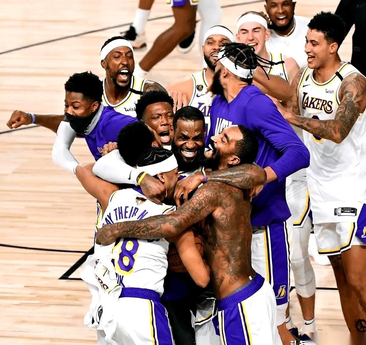 “我们真该凑一块聚聚，毕竟当年连个冠军游行都没捞着！”前NBA中锋霍华德在社交媒