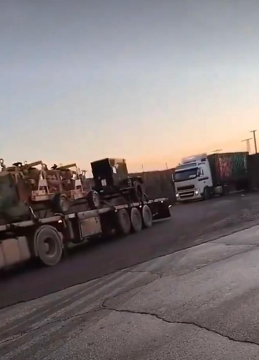 美军今天凌晨从其设在叙利亚最大的军事基地——哈塞克省南部沙达迪军事基地撤离，驶入