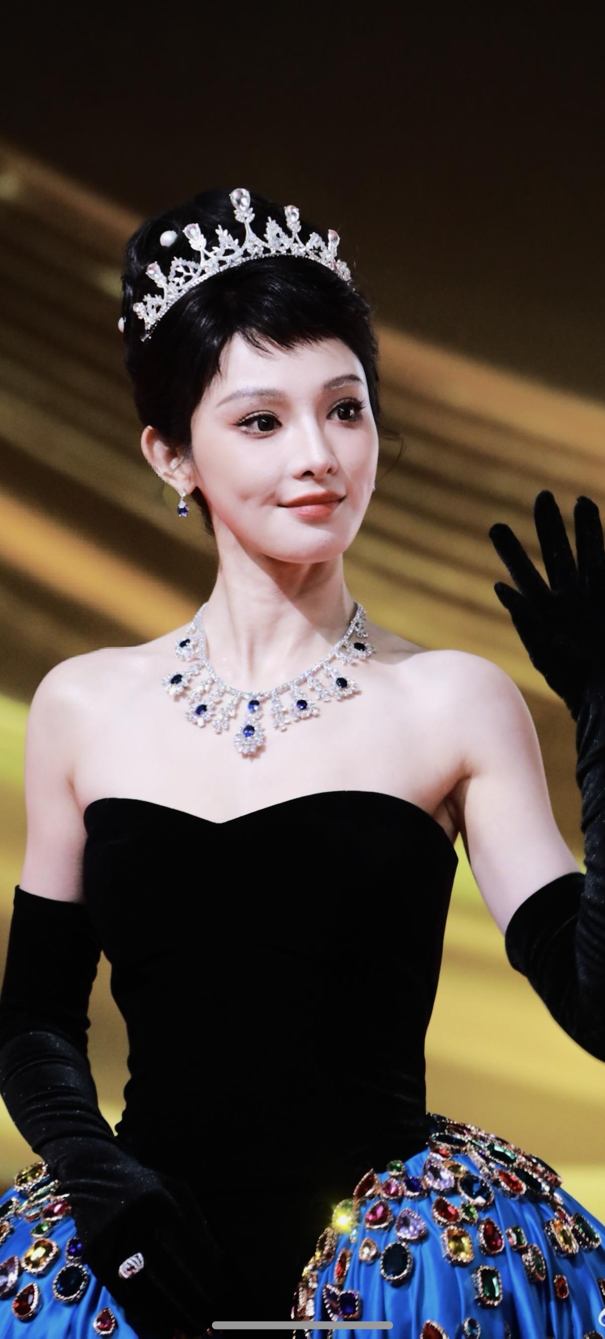 彭小苒国剧盛典红毯生图，公主降临！今天苒苒走得是复古风，感觉挺好看的呀，她眉骨本