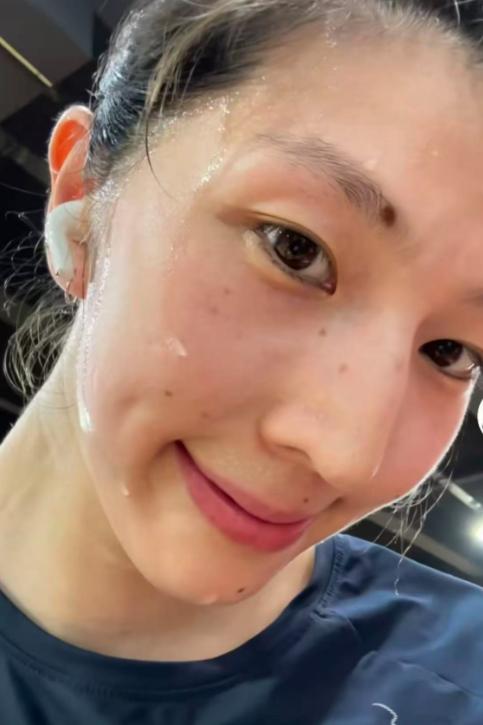 比你优秀的人比你更努力。女排大将吴梦洁完成内容更新，只见她挥汗如雨，应该是已经恢