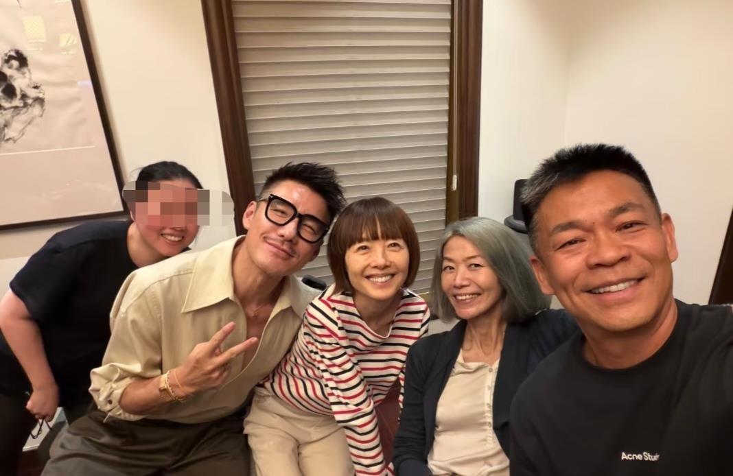 陈鲁豫56岁状态上热搜？一场生日聚会照，让网友直呼“岁月偏心”！
8月4日，北京