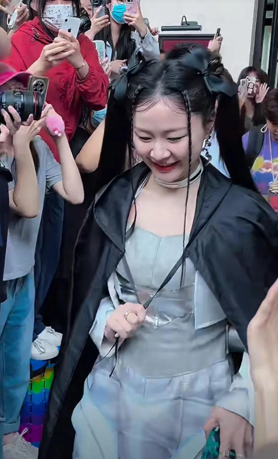 偶遇金靖拍摄路透
孕后的金靖看起来状态很好了
面部很饱满一脸幸福的样子
脸上难以