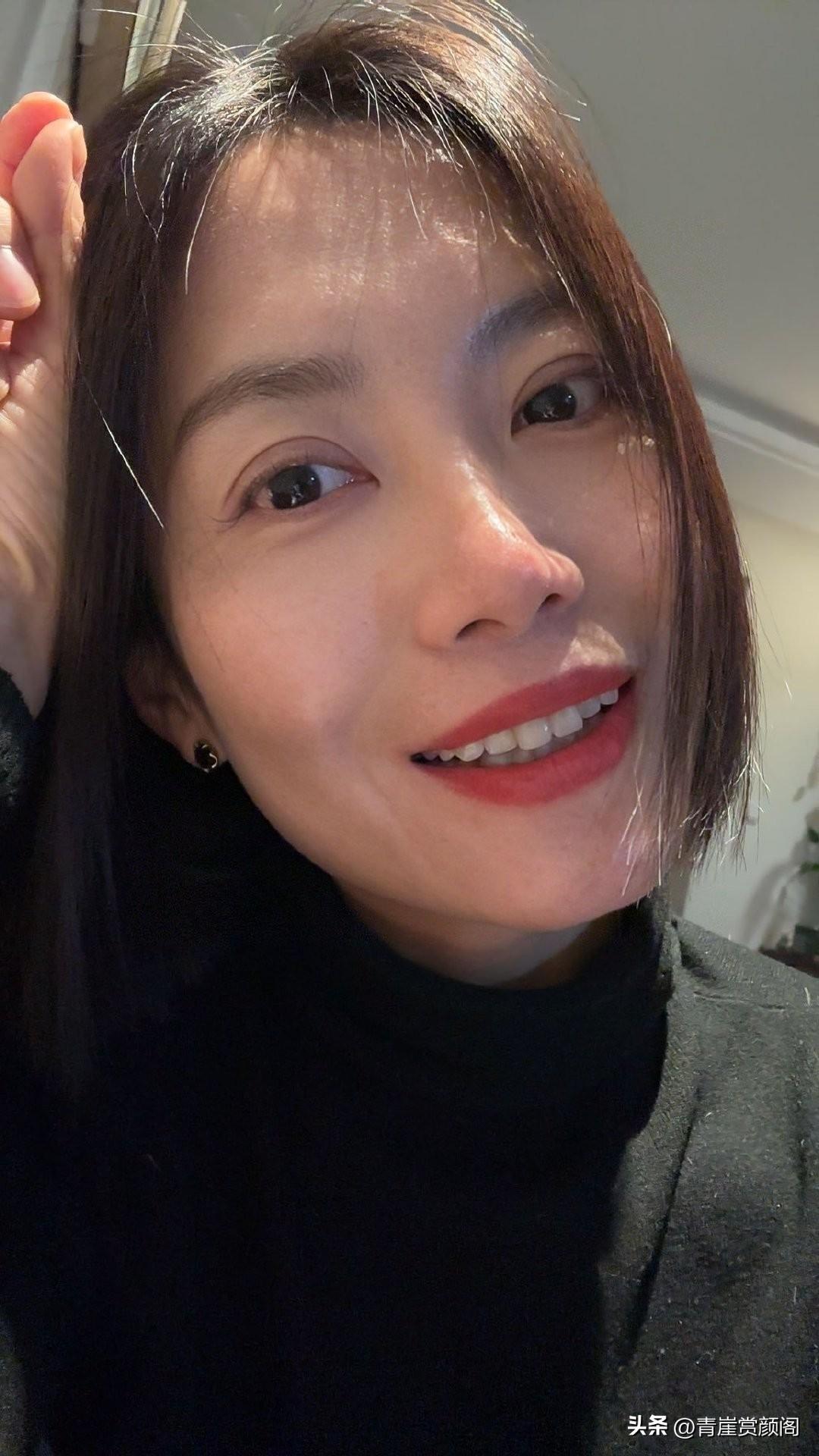 微笑的力量，点亮每日时光！😊✨今日想必不见月亮了，毕竟月亮的清辉都被你掩盖啦。