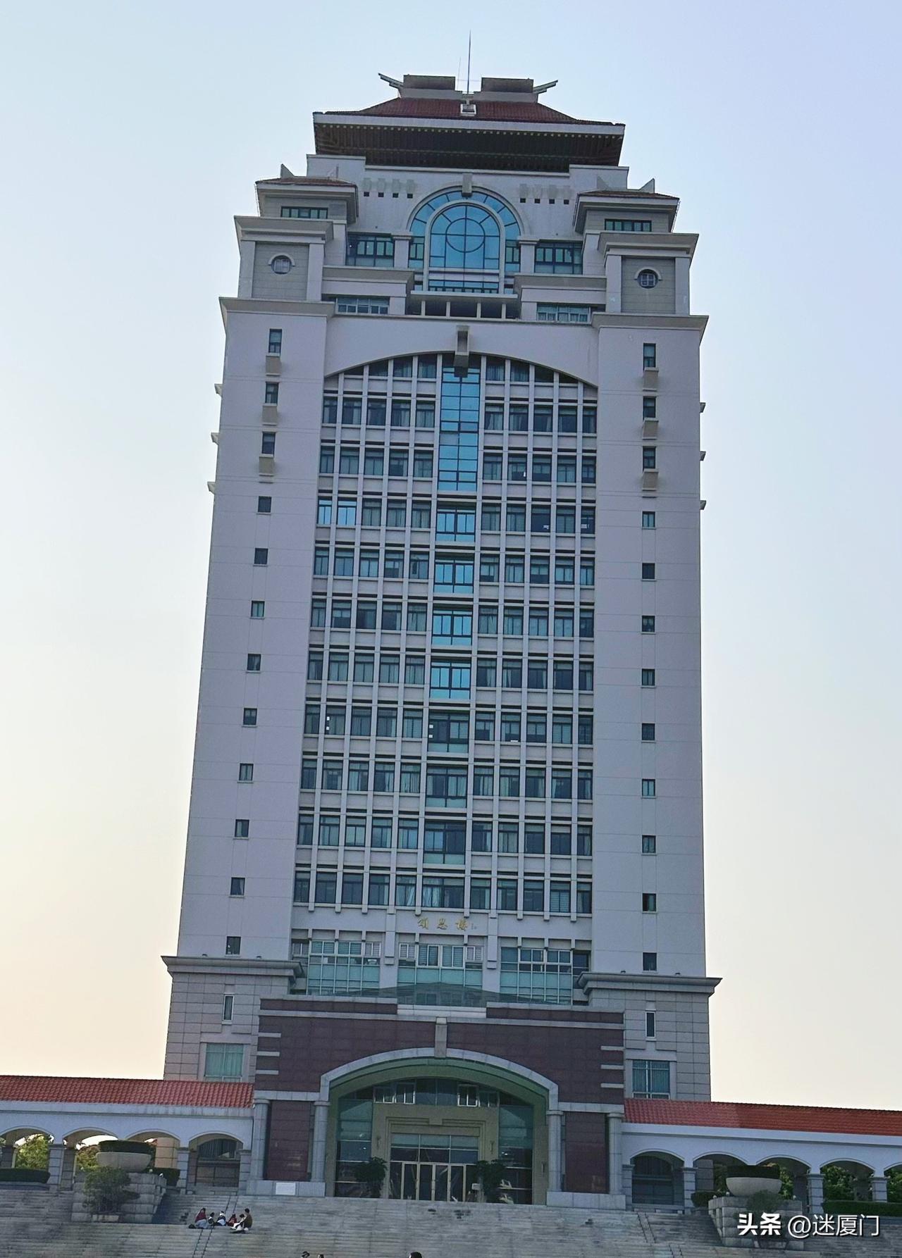 到厦门旅游，厦门大学的颂恩楼绝对是必打卡的地方！

厦大依山傍海，中西合璧的建筑