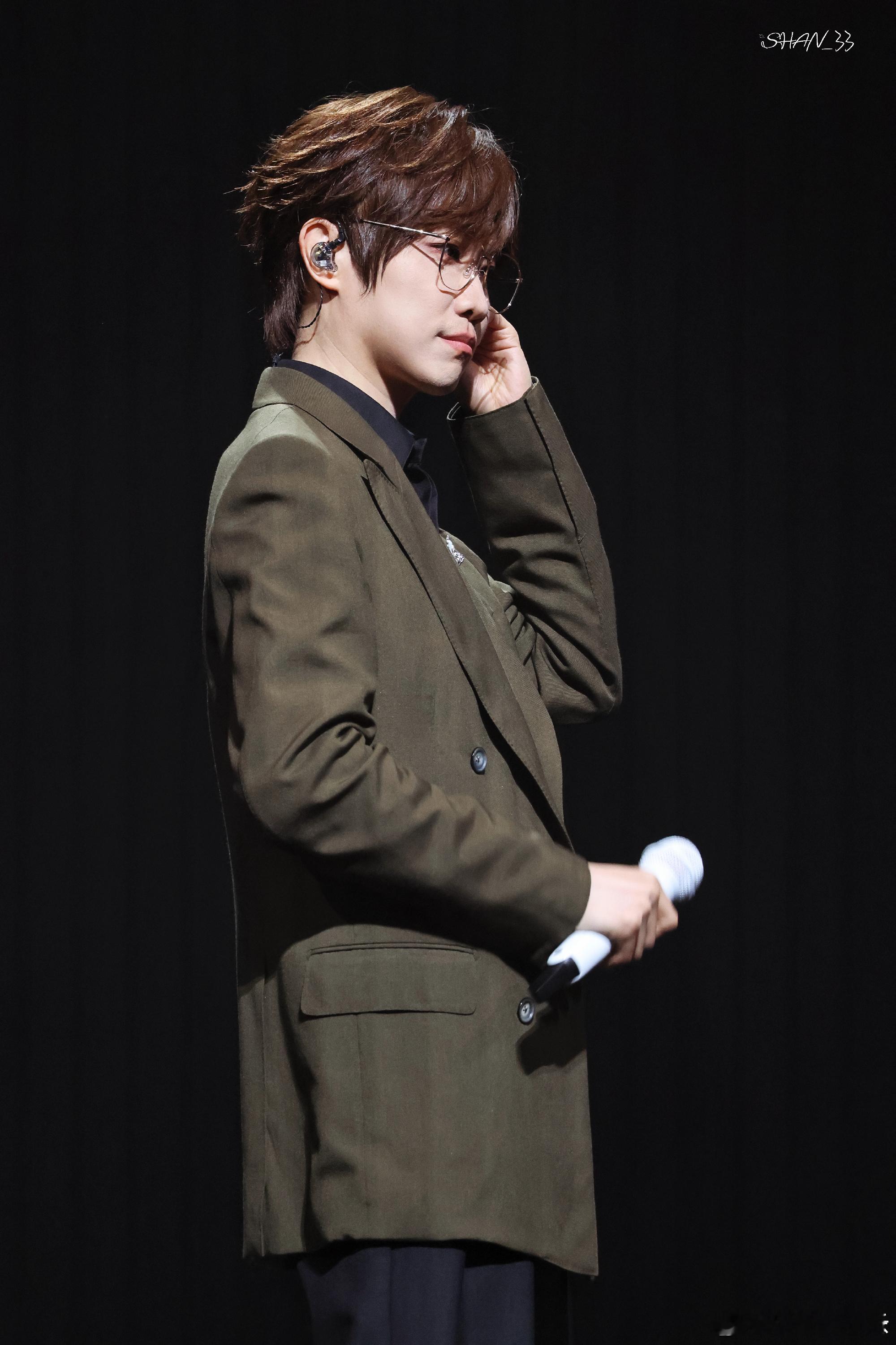 徐良徐良不仅有曲库还有题库徐良题库又更新了谁也没能料到演唱会变身怀旧考场，徐良题