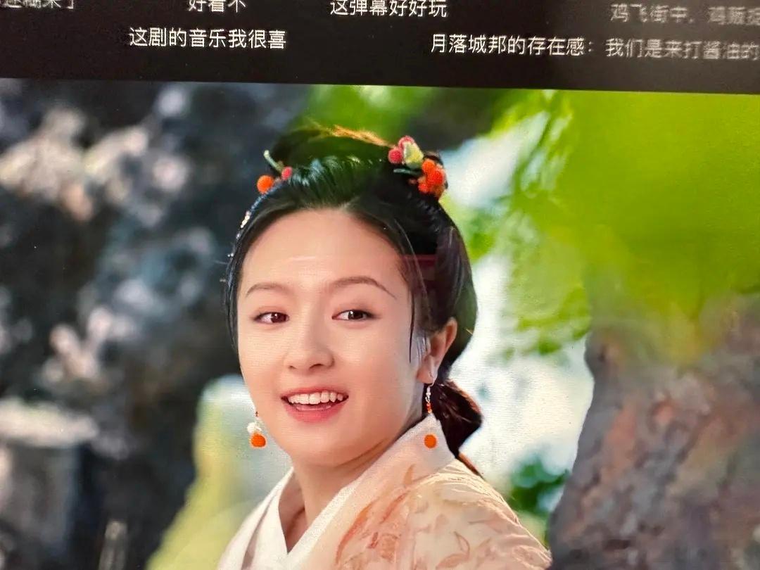 李兰迪的脸宽没脖子，静态动态都一样吧，不适合古装就是不适合呀[哈哈] ​​​