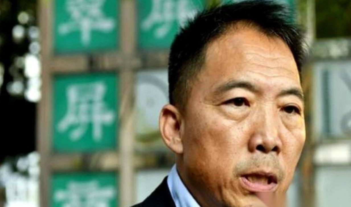 前乱港头目胡志伟在香港坐满53个月大牢。出狱大门一开，他头也不回直奔机场，兜里揣