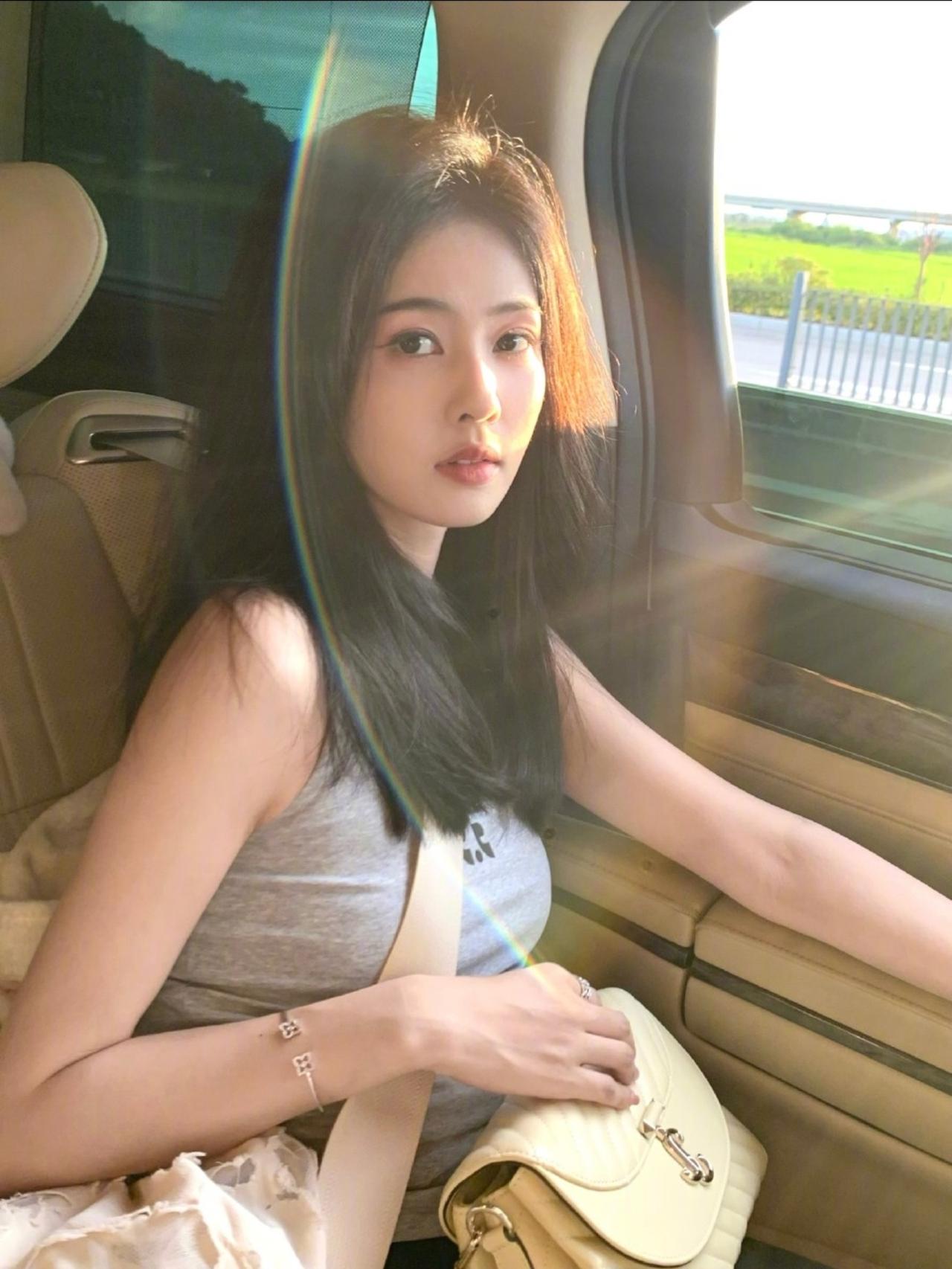 白鹿美女本身就够明艳动人了，结果她坐的这辆车才是真的藏不住的顶级豪华。

超大的