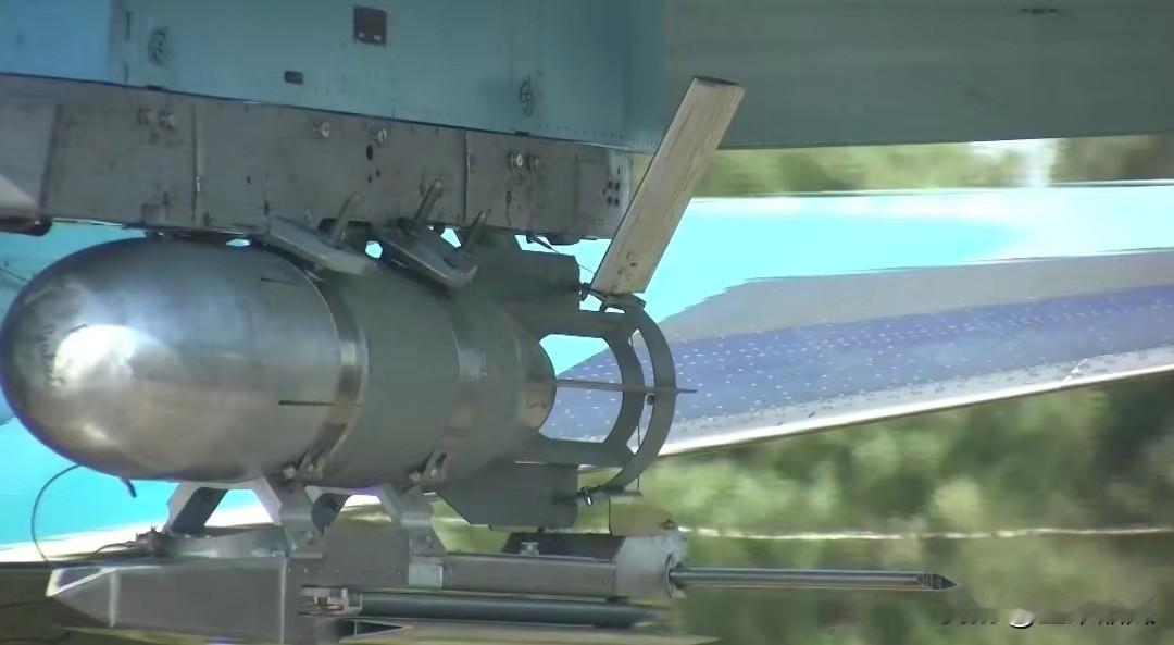 俄军一架苏34开始出发去投弹，满身的红星，大家知道它有多少战绩吗，实在看不懂。以