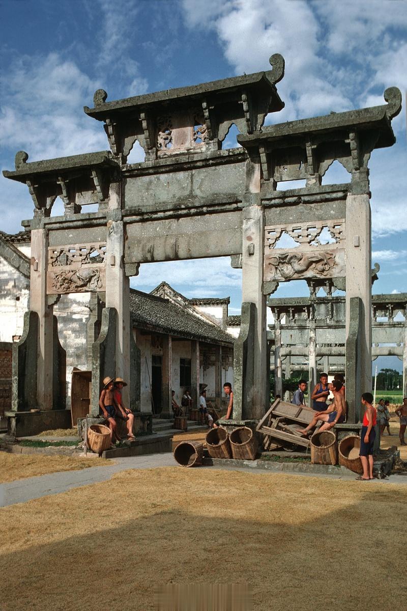 【老照片】1981年，安徽歙县，大量的牌坊和徽派建筑。[赞][赞][赞] ​​​