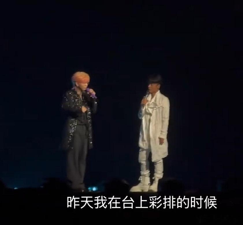 胡夏差点被假发套勒晕 胡夏的假发套，talking 时说太紧差点勒晕，这份敬业挺