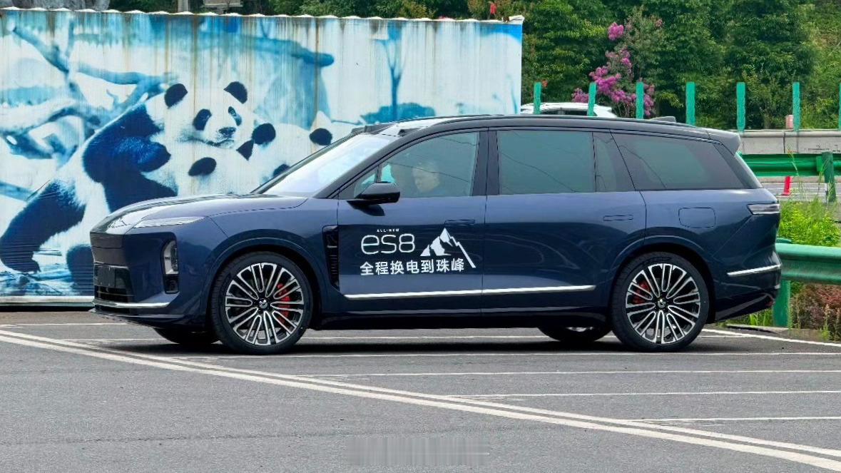 三代ES8露脸越来越多了，看车身贴纸，现在已经出发一路换电去珠峰的挑战了。全程2