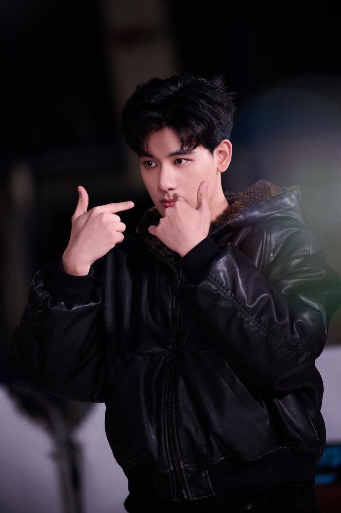 胡先煦用舌头弹了一斤的棉花玩游戏输了的惩罚硬生生唱成个人秀，听着那连贯的弹舌音，