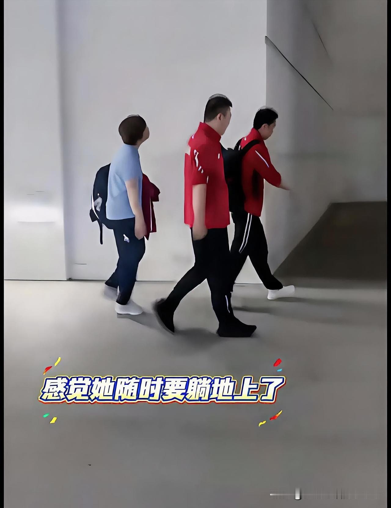 看看，把这孩子累的，“ 马大厨”是一点“眼力劲儿”都没有啊。就不行帮孩子背背包儿