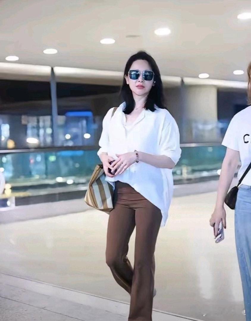 谁能看出左小青已经48岁了，状态维持得也太好了，身形紧致线条一如既往，多年下来身