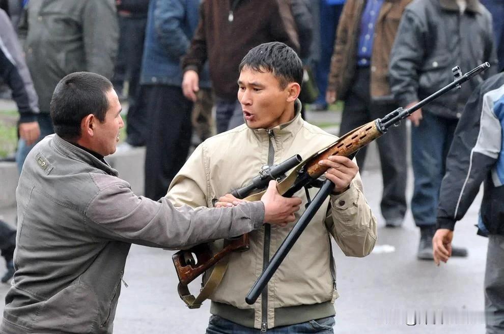 吉尔吉斯抗议者因处理SVD Dragunov 7.62mm半自动射手步枪发生争执