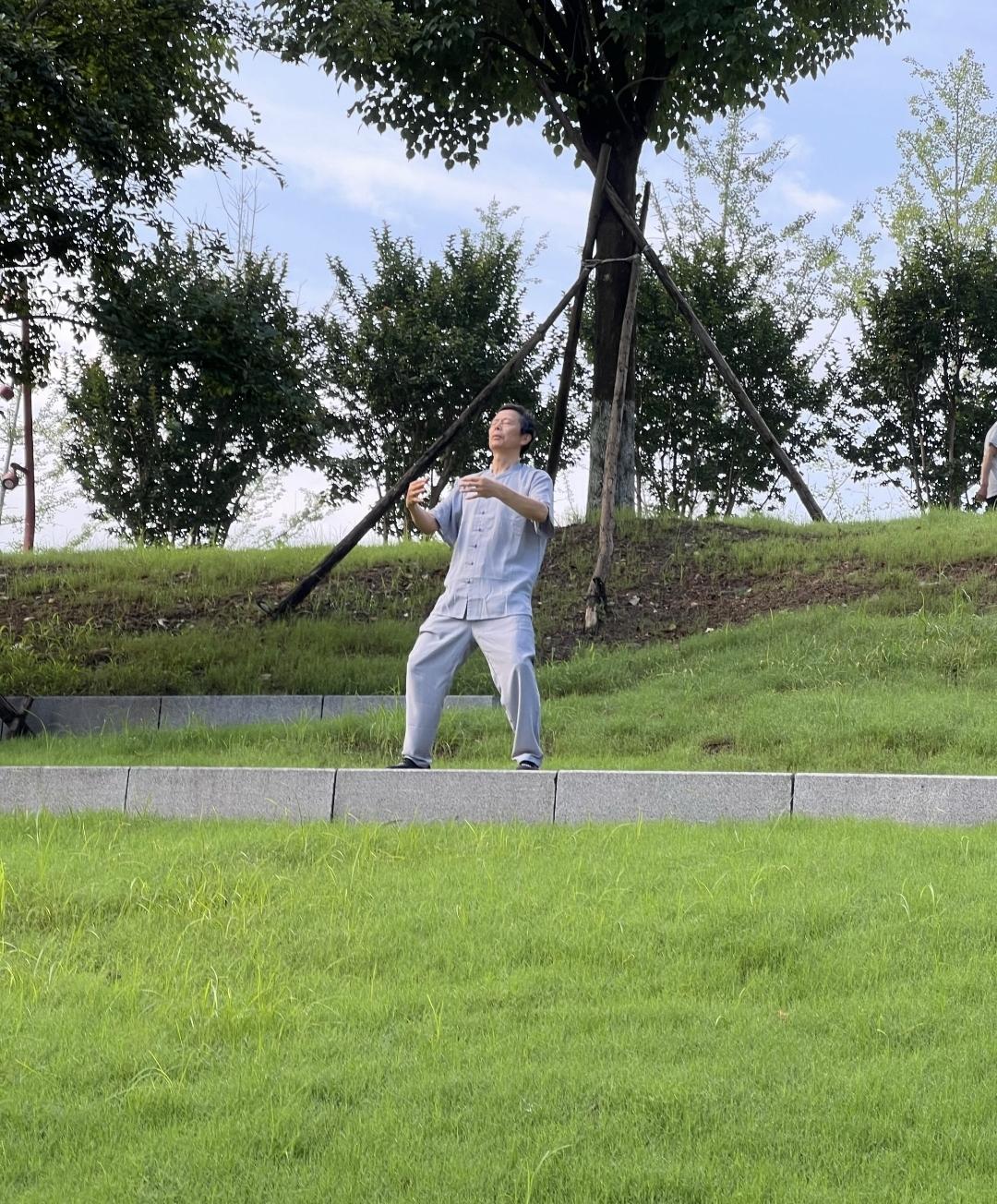 冬日早晨，老人们享受着清净的空气，有的在公园小径上慢悠悠踱步，双手背在身后，脚尖