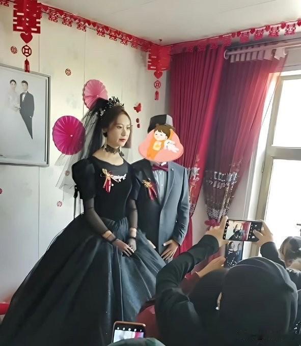 甘肃28万彩礼婚礼，新娘穿黑纱，全家心惊胆战
甘肃最近办了一场婚礼，排场不小，光