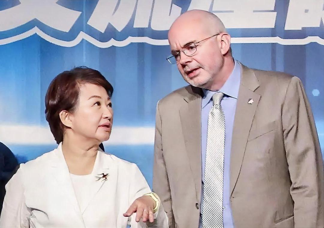 台中市长卢秀燕4月24日称，日前她和美国在台协会AIT处长谷立言会面，两人讨论了