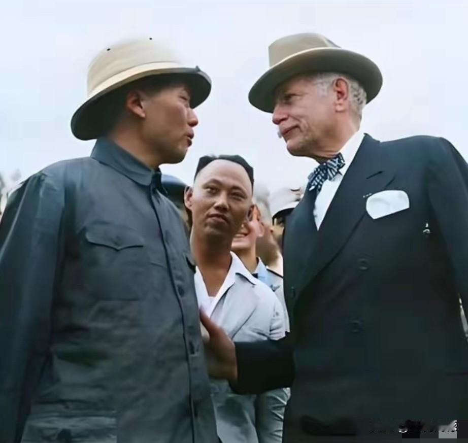 老人家这张照片，应该是在重庆谈判时拍摄下来的，显然这是一张经过修复后的照片，真实