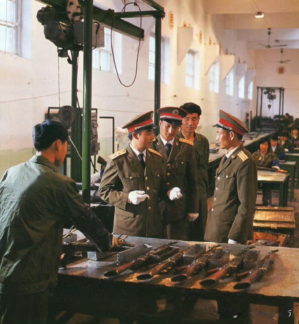 [呲牙] 封存枪械——图1中操作台上的枪支是五六式冲锋枪，看样子采用的是油封，就