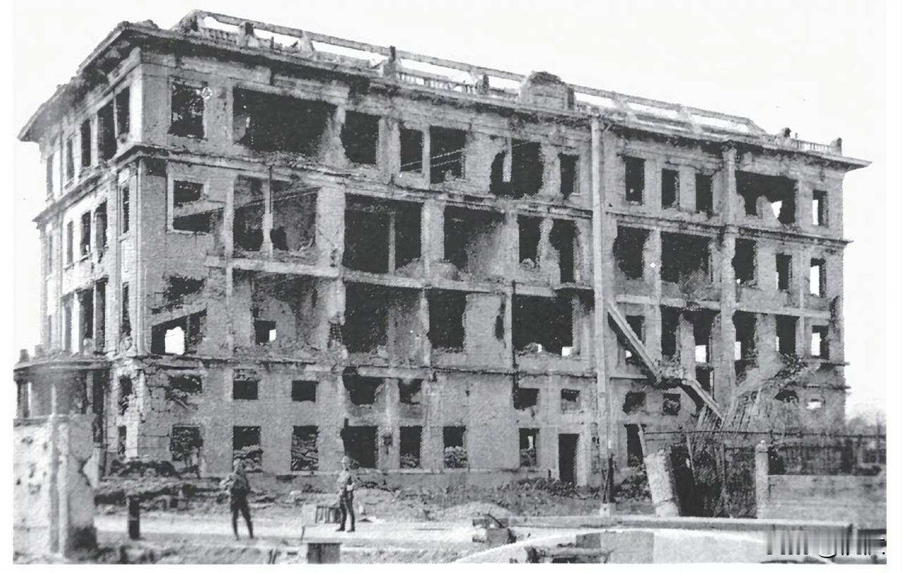 1932年被炸的商务印书馆大楼。沅汰博物馆 

1月29日商务印书馆被炸，2月1