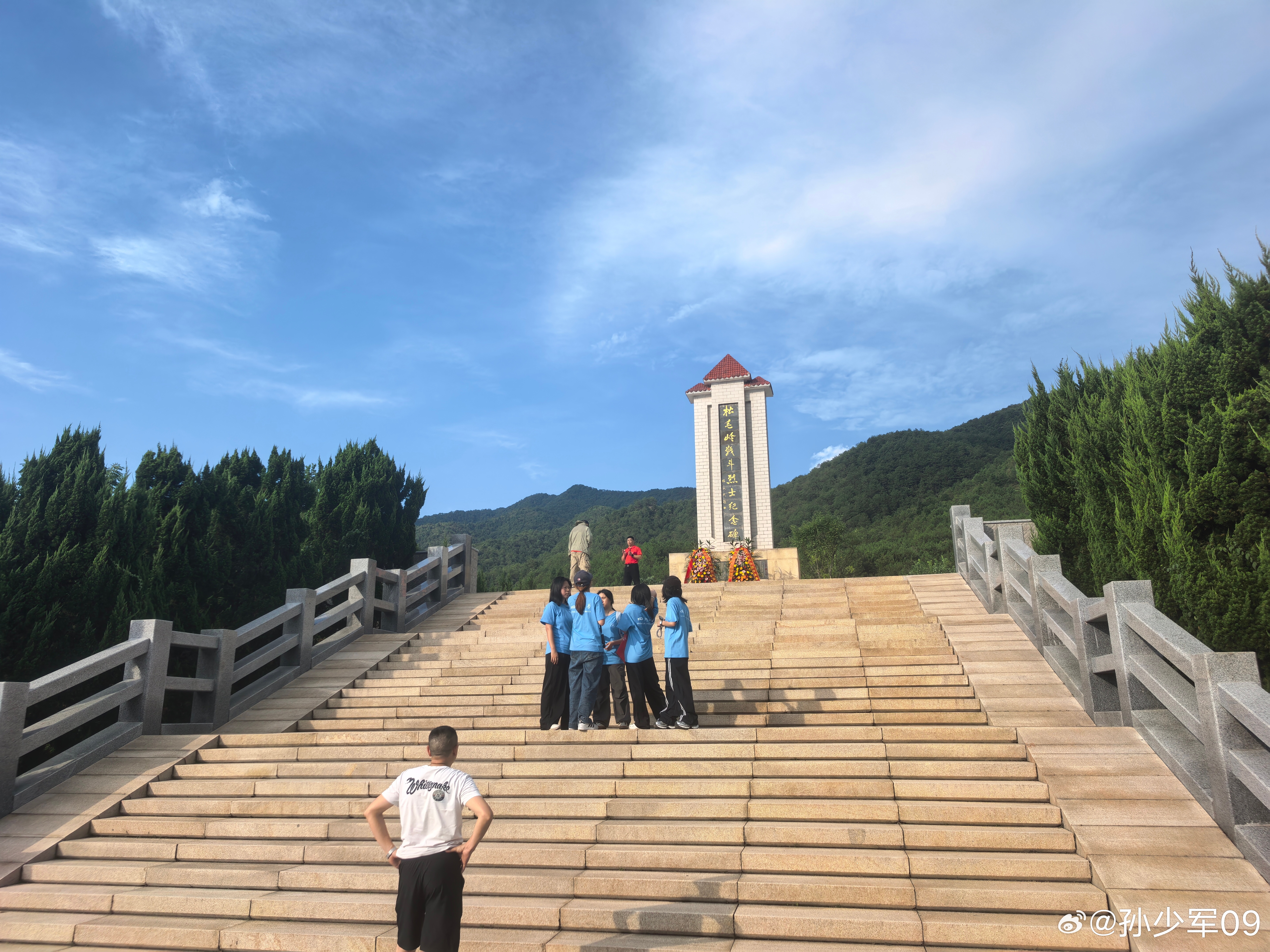 来悼念烈士纪念碑，遇见了四川大学的学生挺好的