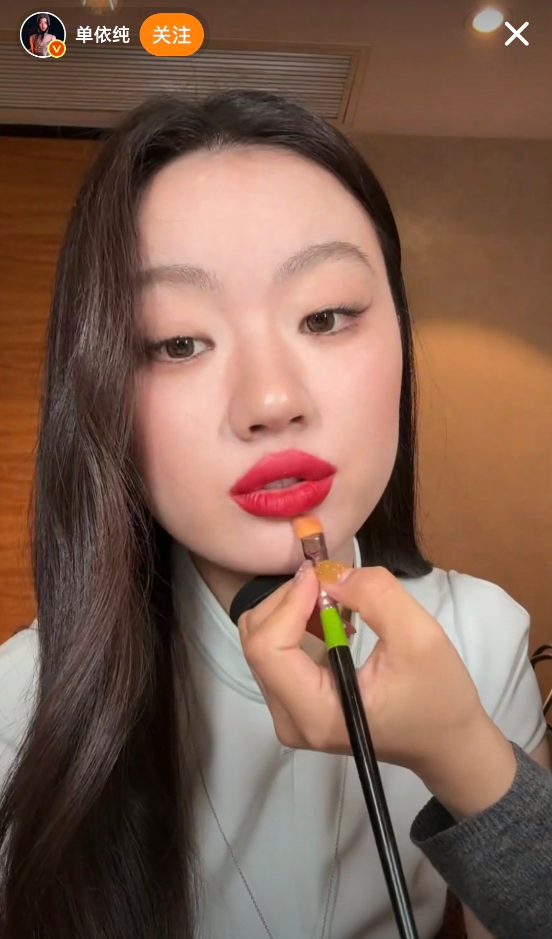 单依纯直播 姐啊~单姐~咱离这镜头远一些。。。没有这么怼脸拍的 感觉确实自我放飞