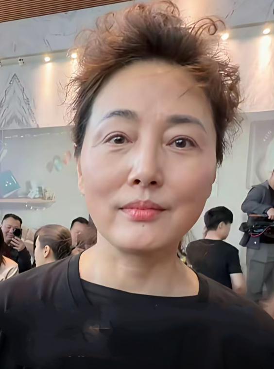 久违露面56岁张廷现身活动，满脸皱纹，皮肤粗糙，十分苍老！
     曾经的张廷
