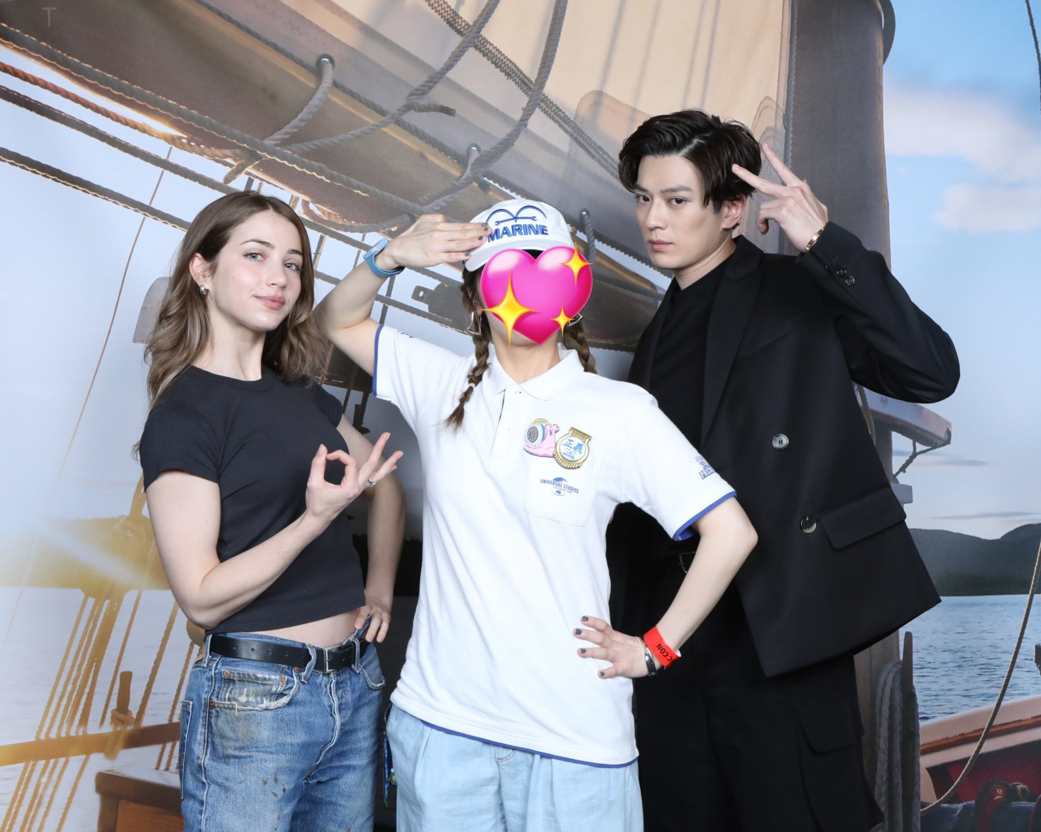 日本网友与海贼王真人版 索隆、娜美演员新田真剑佑、艾米莉合照。两位都是来参加大阪