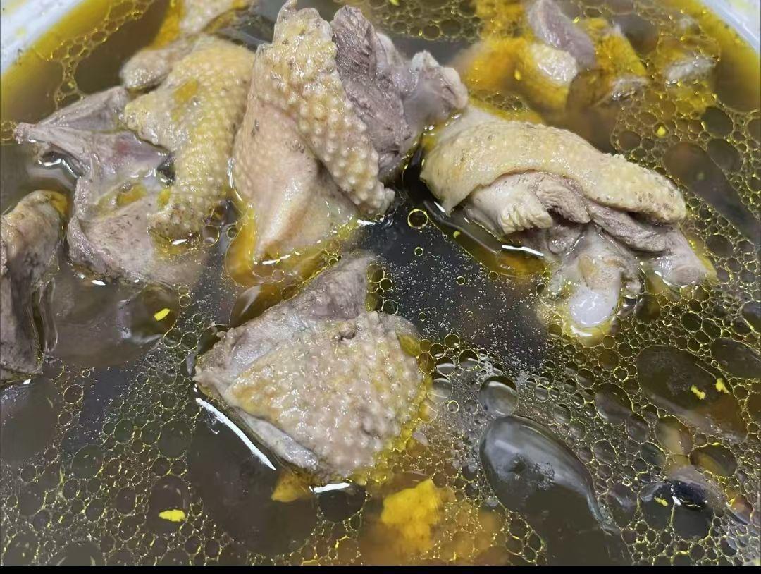 一锅热气腾腾的番鸭炖熟地汤，营养丰富健康美味。