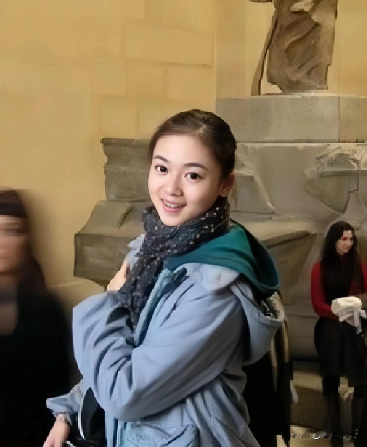 吴谨言艺考时的旧照，身型一如既往娇小，但脸上却是满满的婴儿肥，在一众考生里头，非