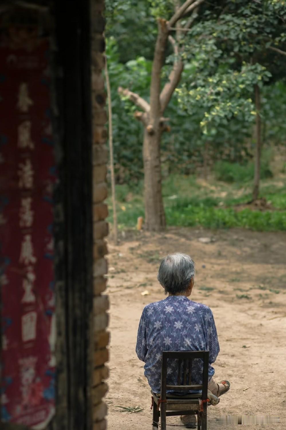 人老了，最亲的不是子女
 
真的，我现在算是看透了。
 
我今年68岁，有两个儿