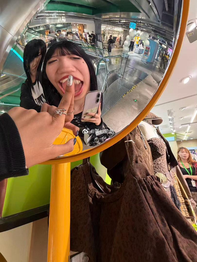 两位小姐 自己玩得很开心当然 前提是 妈咪 给她们的微信都打了钱[允悲] ​​​