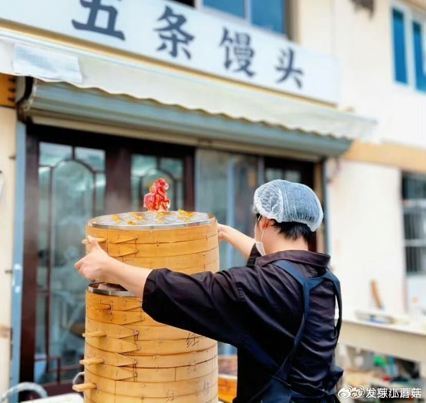 【不做电商做馒头电商跨界台州90后小伙把馒头做出花儿 】打理着这家烟火小店的90