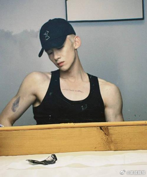 【谁的黑背心造型最权威？】简约黑背心，自带利落气场。褪去繁杂穿搭，利落剪裁勾勒线