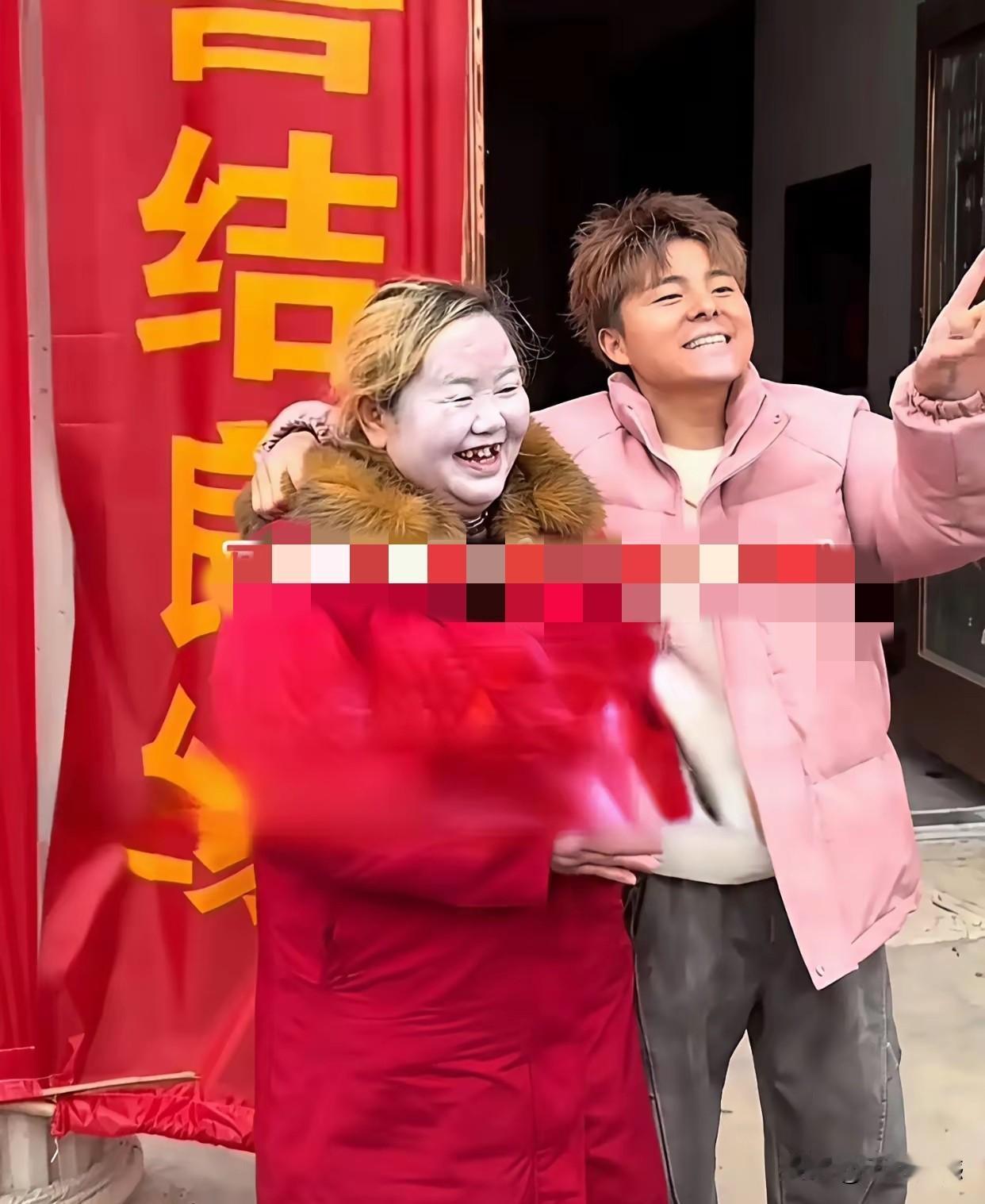 小伙和这个女子在年龄上确实有一定的差距，但是感觉他们已经打破了年龄的界限，彼此还