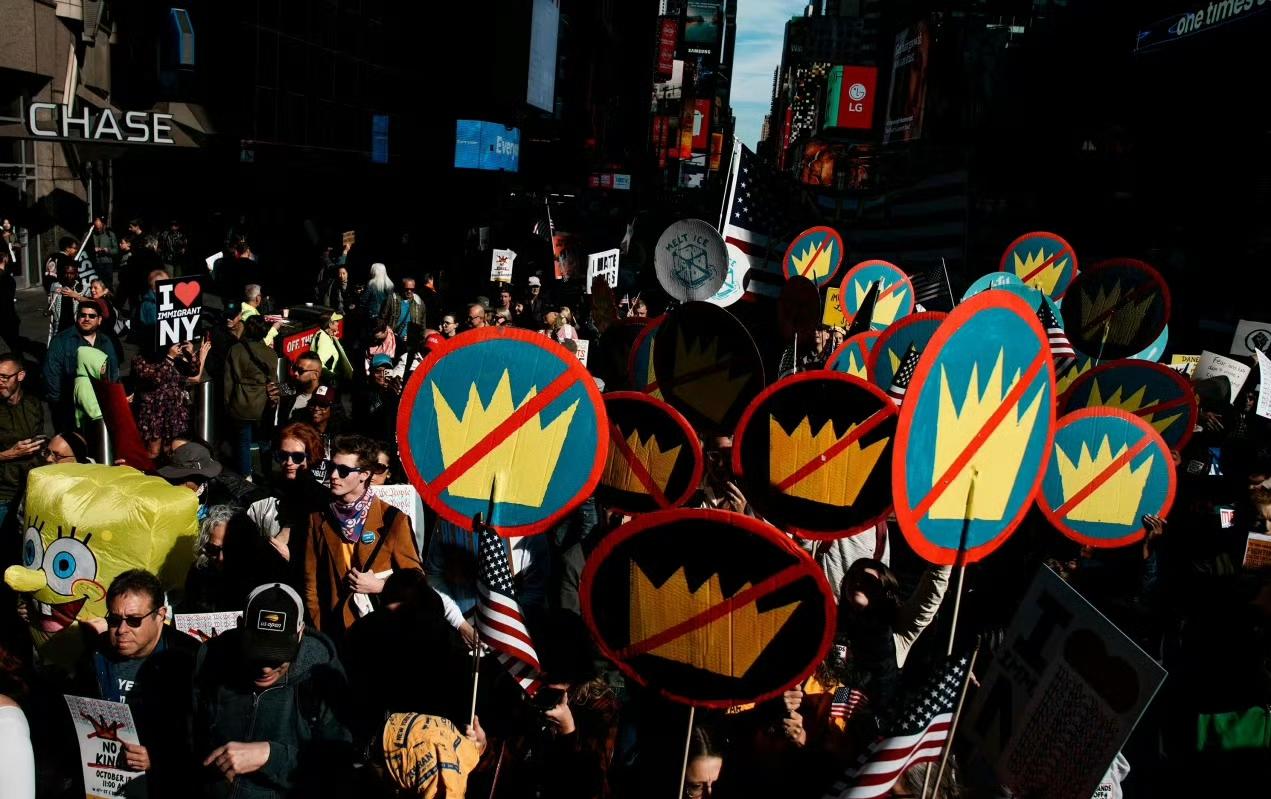 抗议者在全美各地举行“反对国王”活动，反对特朗普政府。

（CNN）很难想象纽约
